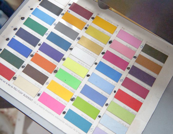 Carta de colores de vinilo textil Poli-Flex Blockout con una amplia gama de tonos, incluyendo neones, metálicos y clásicos. Ideal para personalización de ropa laboral y promocional.