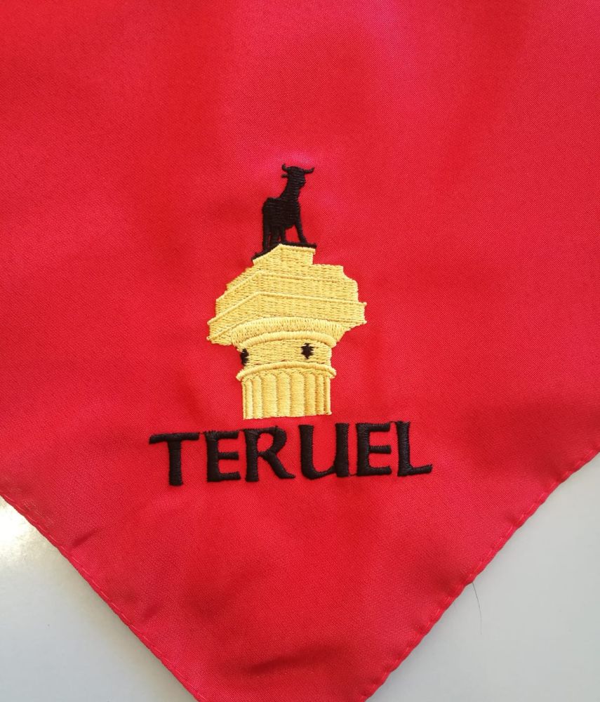Pañuelo rojo bordado con el Torico de Teruel sobre columna dorada y la palabra "Teruel" en letras negras.